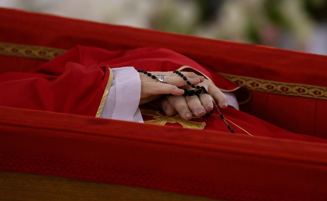 El cuerpo del Papa Francisco es expuesto en su capilla privada en el Vaticano, el lunes 21 de abril de 2025. Foto: AP