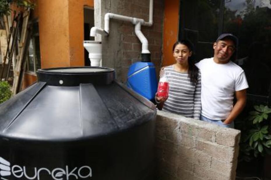 Llevan agua de lluvia para los afectados del sismo