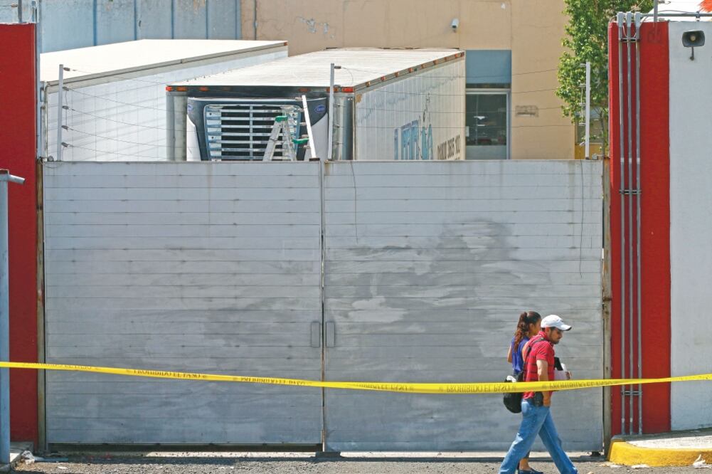 En el organismo jalisciense forense están estacionados los contenedores. El gobierno dijo que en el instituto se establecerá una agencia del Ministerio Público. Foto: FERNANDO CARRANZA. CUARTOSCURO