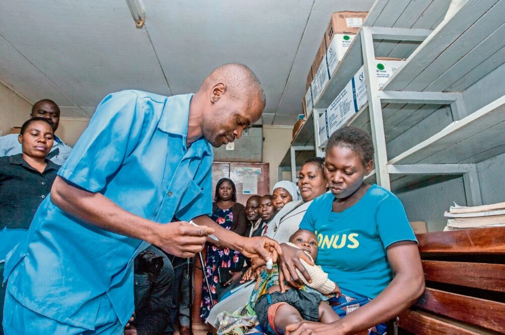 La vacunación en Malawi contra la malaria, con una sustancia experimental, inició ayer. Prevén inmunizar a 120 mil niños de dos años. Foto: AMOS GUMULIRA. AFP