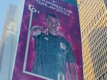 Andrés Guardado ya está en Qatar; su imagen adorna un lujoso edificio en Doha