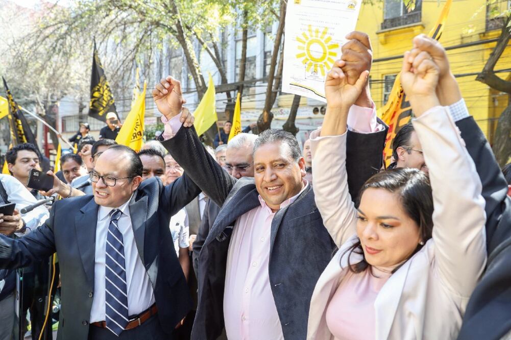 Estrategia. Javier Salinas, acompañado por la secretaria general del PRD, Beatriz Mojica, dijo que si gana la candidatura impulsará un plan de cinco ejes en el Estado de México (GERMÁN ESPINOSA. ELUNIVERSAL)