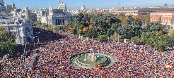 Miles de personas se manifiestan en Madrid contra la amnistía de Pedro Sánchez al separatismo catalán