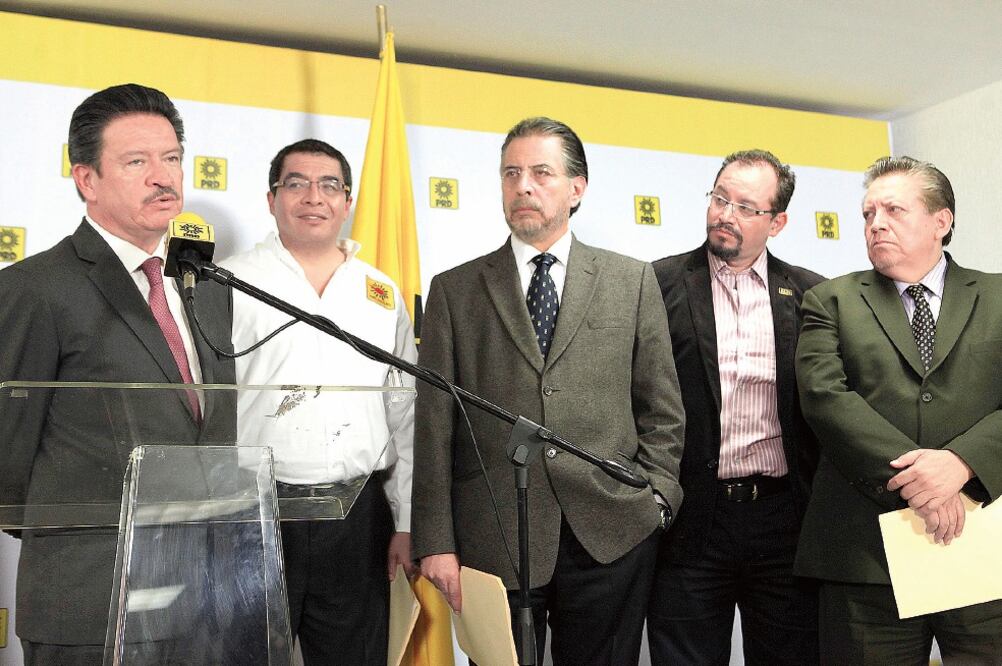 Entre los recientes cambios a los estatutos perredistas, Vladimir Aguilar (centro) propuso impedir que los directivos partidistas tengan cargos en el partido, tanto en el Comité Ejecutivo Nacional del partido como al frente de su 'tribu' (ARCHIVO)