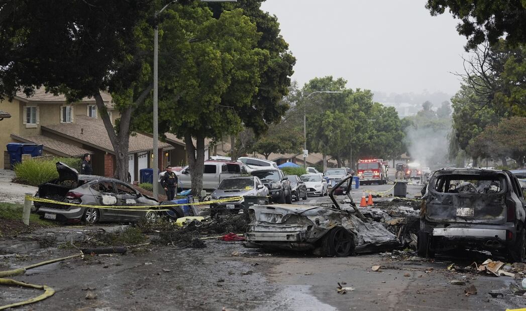 Una avioneta se estrelló en una calle residencial de San Diego, California, el 22 de mayo de 2025. Foto: AP
