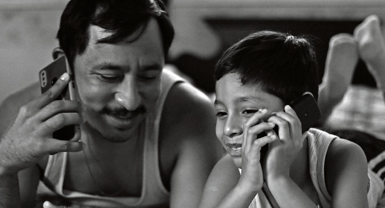 Hugo Ramírez y Bastián Escobar interpretan a padre e hijo en la cinta Moscas, de Fernando Eimbcke, filmada en blanco y negro. Foto: Mubi
