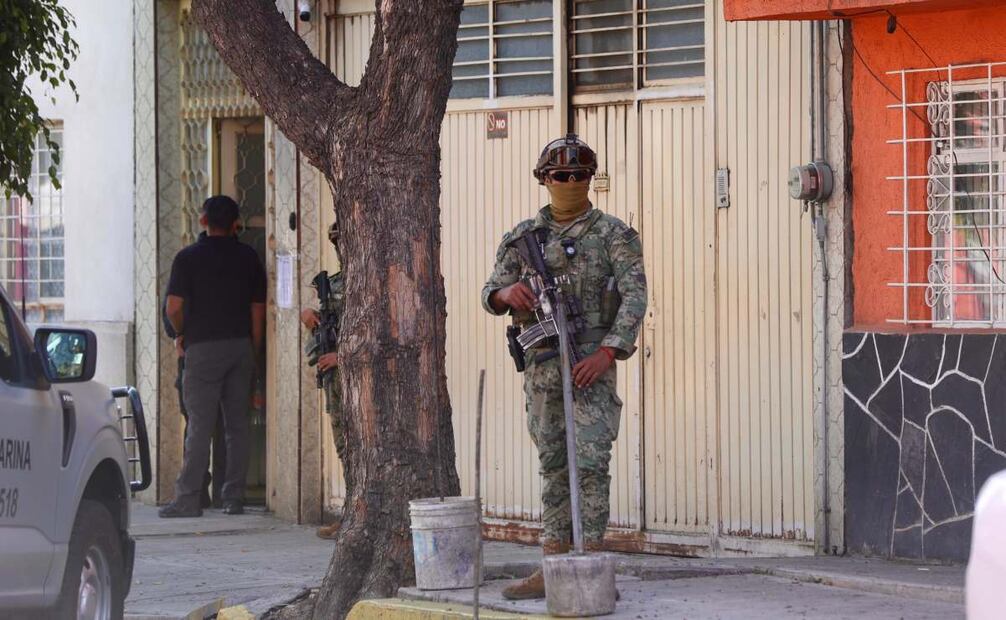 Los elementos de la Secretaría y la Marina resguardaron la mercancía en ambos predios (10/04/2025). Foto: Valente Rosas / EL UNIVERSAL