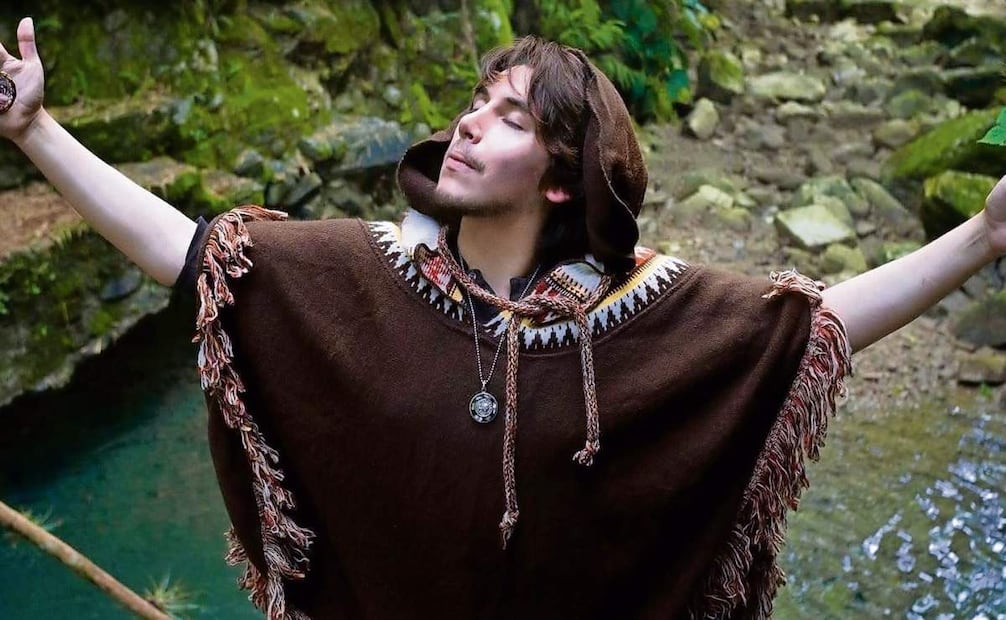 El joven Arath Zumaya ha convertido su cámara en un puente entre la Huasteca y el mundo, llevando el Xantolo más allá de las fronteras. Foto: Especial