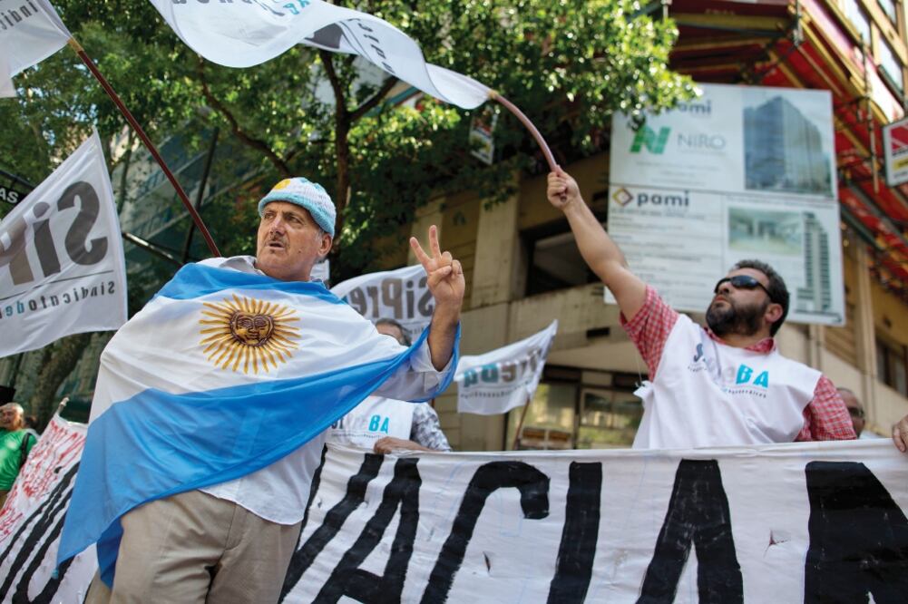 Empleados públicos argentinos protagonizaron el pasado jueves la primera huelga contra el gobierno del presidente Mauricio Macri, en protesta por los despidos masivos de burócratas (NATACHA PISARENKO.AP)