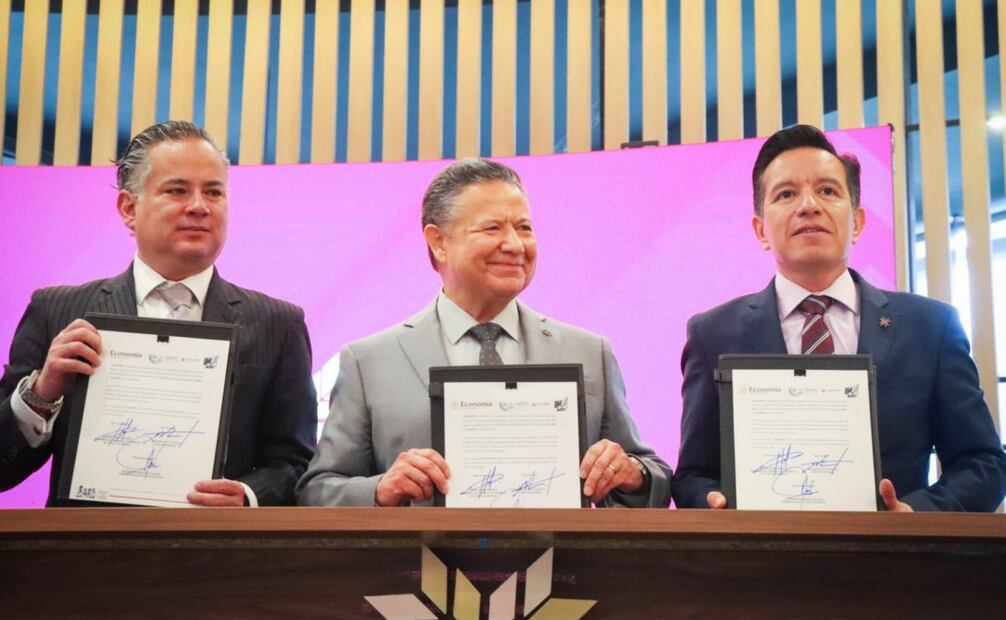 Julio Menchaca, gobernador de Hidalgo y Santiago Nieto, Director General del IMPI. Foto: Especial