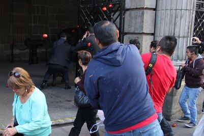 Arrojan jitomates al priísta César Camacho