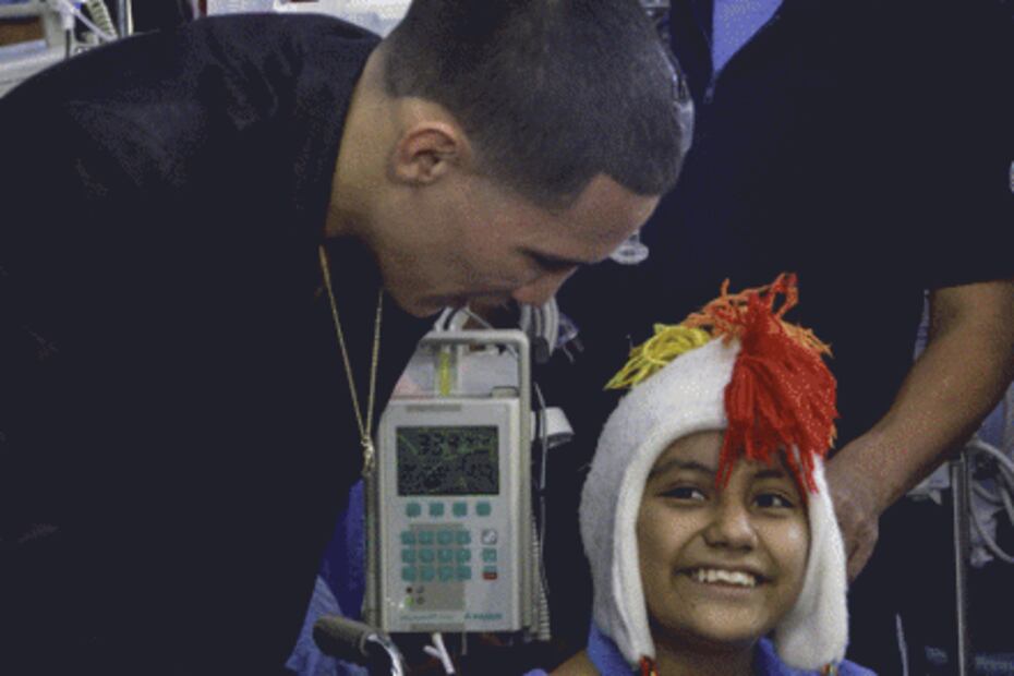 El campeón de box, Óscar Valdez, anima a niños en el Hospital Juárez de México