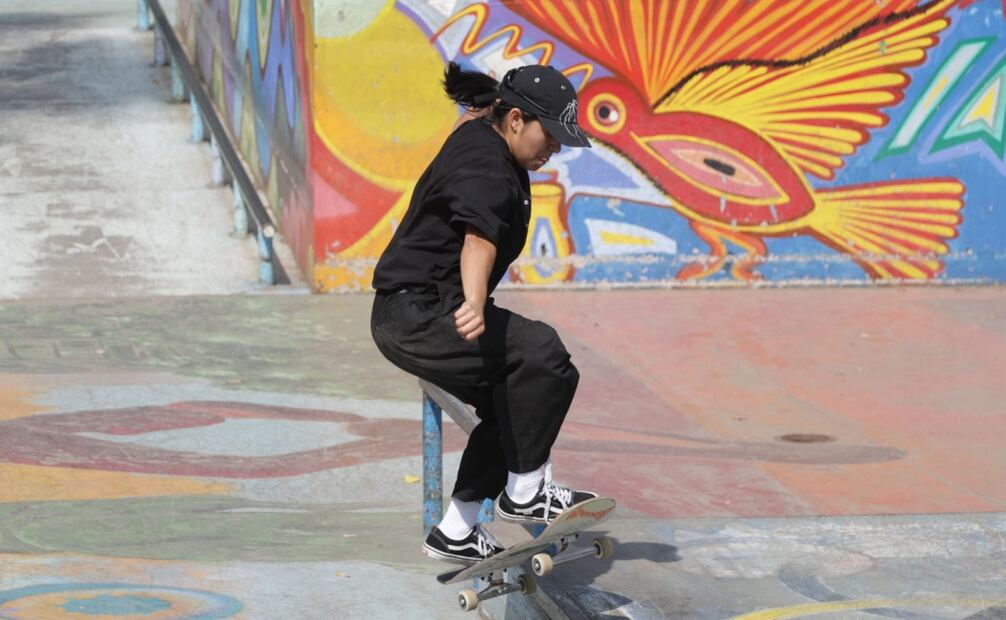 Itzel Granados haciendo trucos de skate. Foto: Carlos Mejía / EL UNIVERSAL