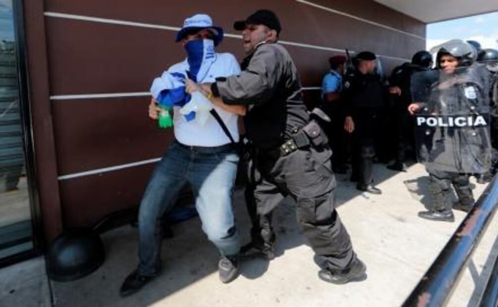 Policía de Nicaragua reprime protesta contra gobierno de Daniel Ortega