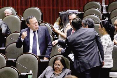 Zambrano fustiga a los que dejan el PRD