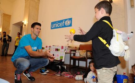 Djokovic visita a niños refugiados en Serbia