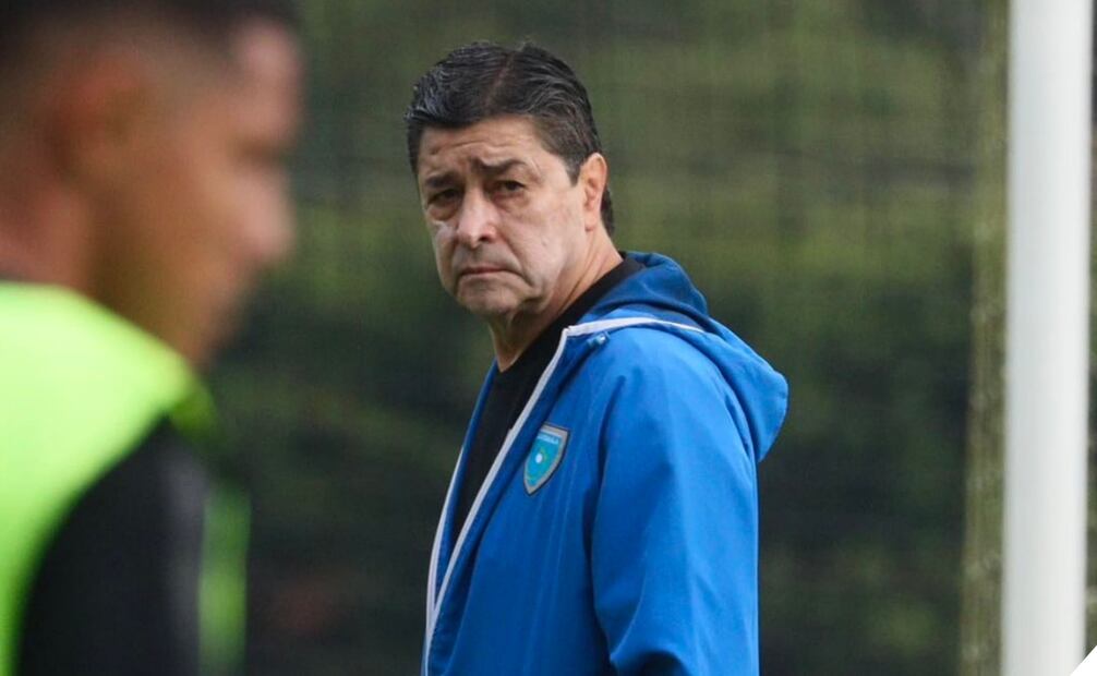 FOTO: Afición en Guatemala pide salida del mexicano Luis Fernando Tena - @fedefut_oficial
