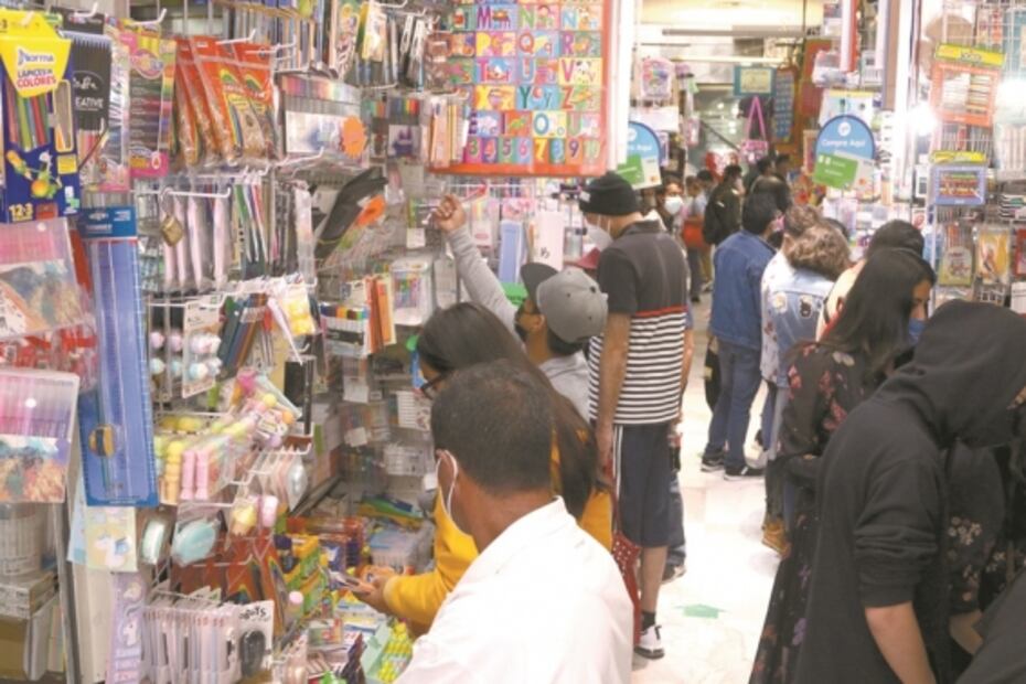 En medio de la tercera ola, padres abarrotan plaza para comprar útiles escolares