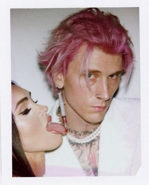 Machine Gun Kelly usa exótico pendiente con lo que parece ser la sangre de Megan Fox