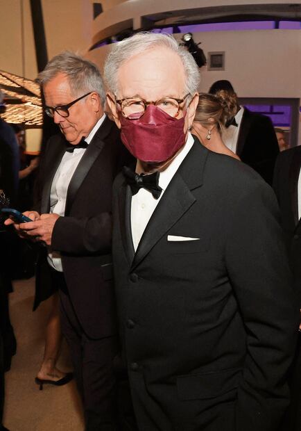 Steven Spielberg sumó a su outfit un cubrebocas.