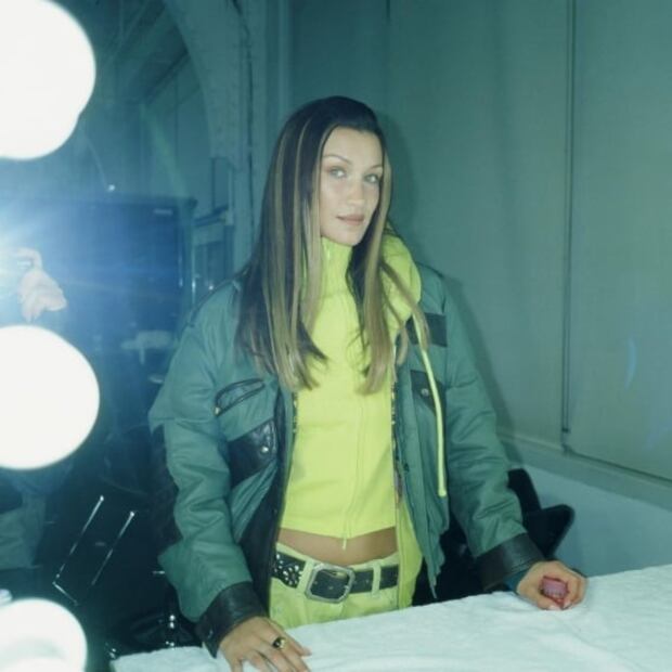 Bella Hadid trae de vuelta las mechas chunky de los 2000