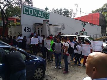 Atletas piden el pago de 10 meses de salario atrasado a la Conade