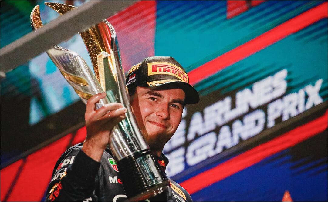 Sergio Pérez y el cuarto trofeo de Fórmula 1 que estará en sus vitrinas / Foto: EFE