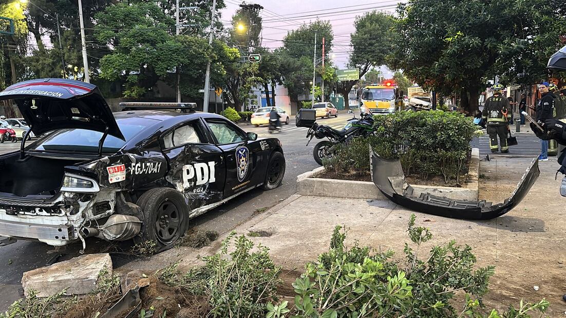 Choque de una camioneta de tres y media toneladas que transporta verdura contra una patrulla de la policía de investigación en la esquina de Playa Villa del Mar y La Viga, colonia Militar Marte en Iztacalco. Foto: Isidro Corro / EL UNIVERSAL