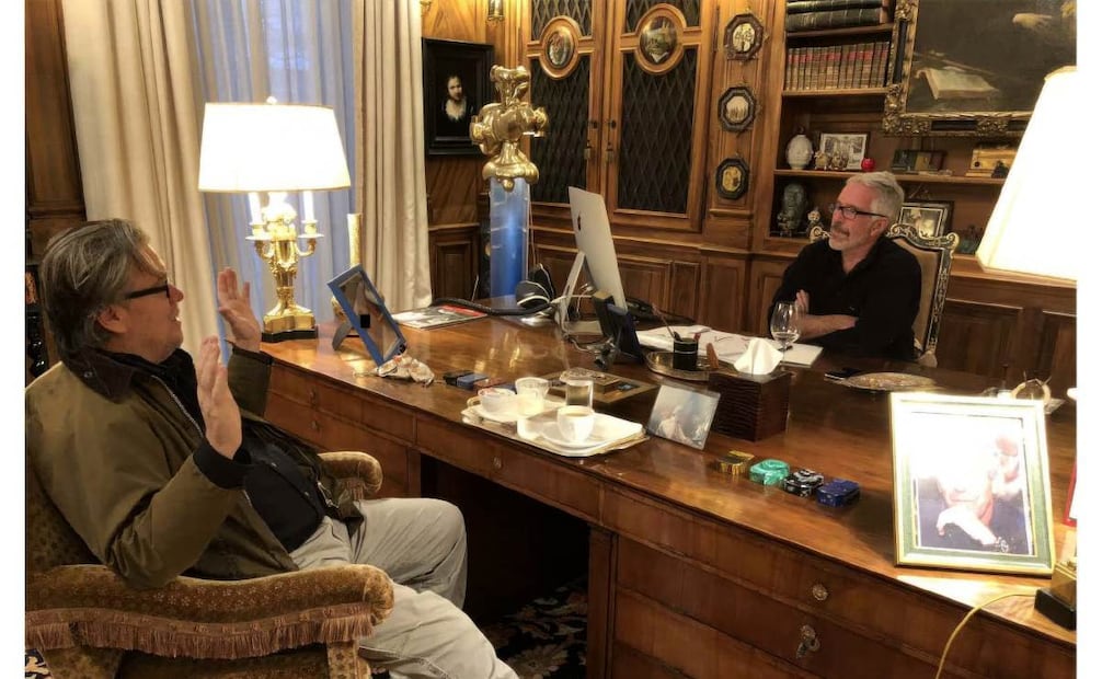 Legisladores demócratas del Congreso de Estados Unidos publicaron decenas de nuevas fotografías relacionadas con Jeffrey Epstein como parte de una estrategia para presionar al gobierno de Donald Trump a divulgar los documentos oficiales del caso. (18/12/25) Foto: AP