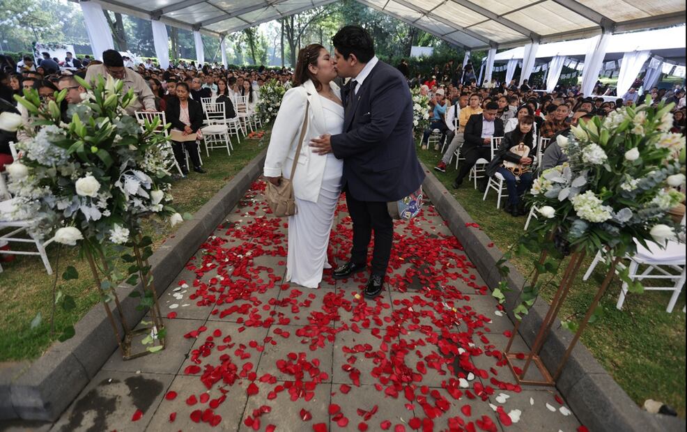 Boda colectiva en Los Pinos. Foto: Francisco Rodríguez / EL UNIVERSAL