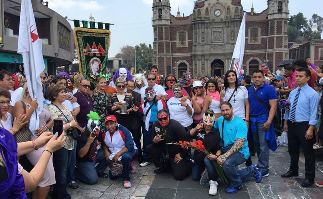 Luchadores de la AAA realizan peregrinación a La Villa