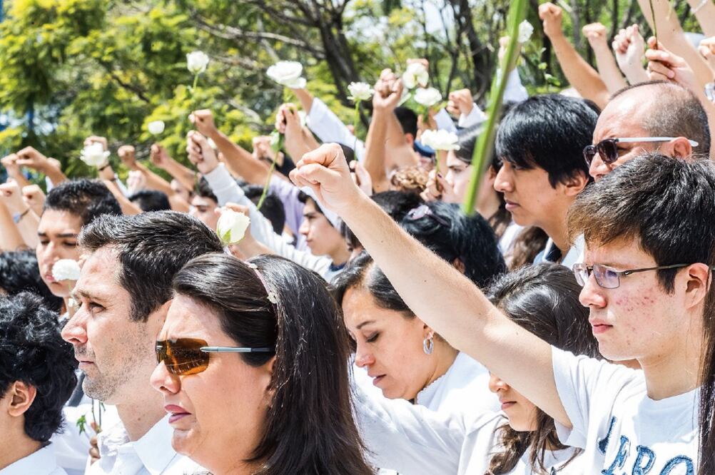 Más de 5 mil asistentes despidieron a Édgar, Alejandro, Rubén, Luis Manuel y Juan Carlos, que fallecieron en el terremoto (GERMAN ESPINOSA. EL UNIVERSAL)