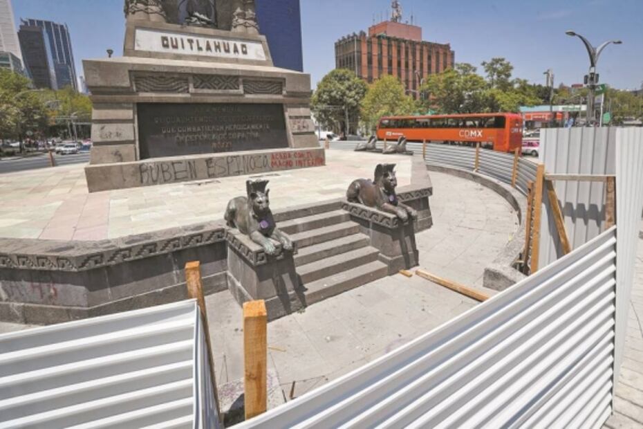 Prueban 30 mezclas para limpiar pintas por marchas en esculturas en Reforma