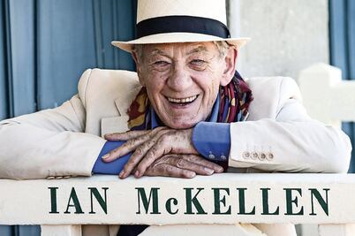 Ian Mckellen devuelve 1.4 mdd de su biografía