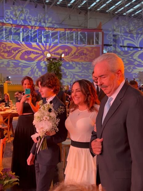 Esmeralda Palacios camina del brazo de su hijo Lorenzo y su padre, don Juan Palacios.
Foto: Instagram