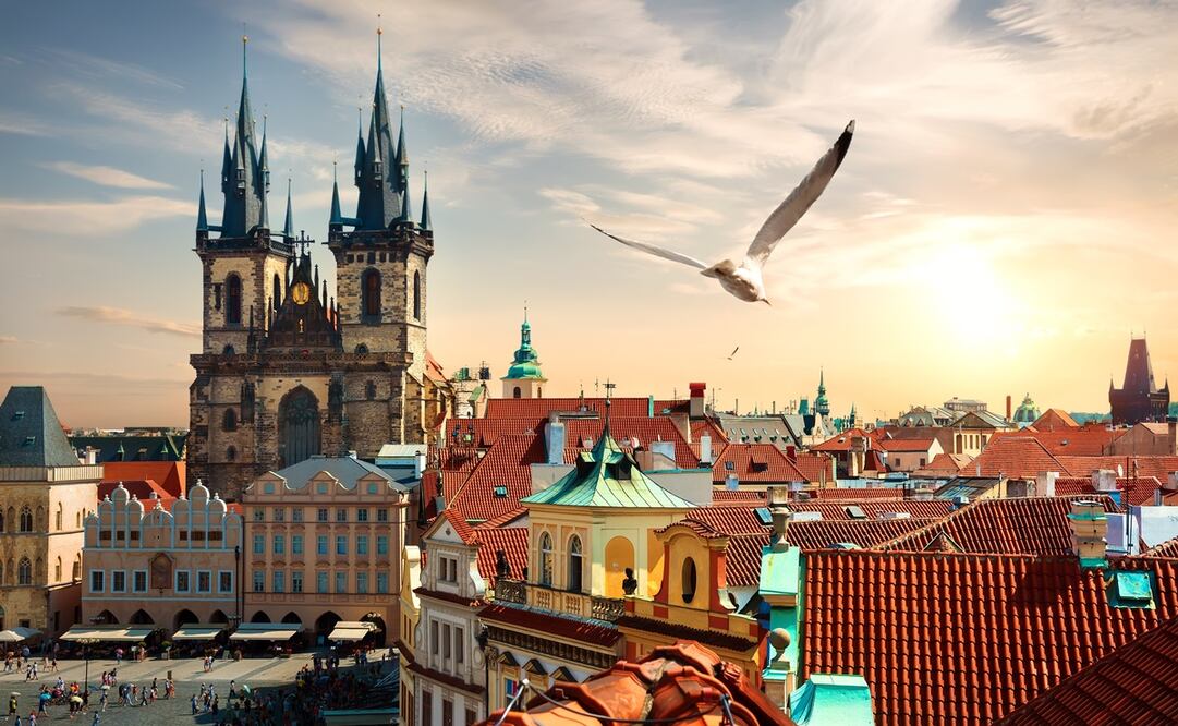 Vista elevada de la Plaza de la Ciudad Vieja, en Praga. Foto: Istock