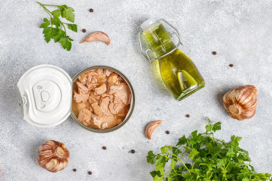 El atún en lata es una opción práctica y nutritiva, rica en proteínas, ácidos grasos omega-3 y minerales esenciales. Foto: Freepik