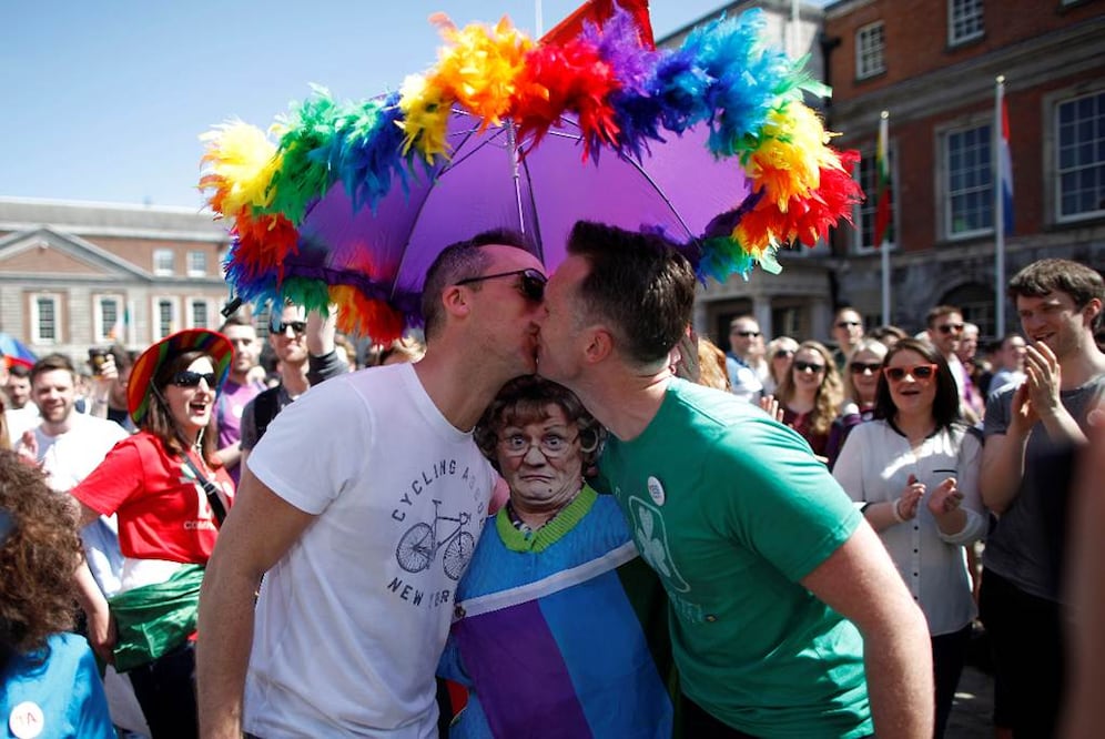 Dado lo sucedido en Irlanda y en otros países, el problema que plantean para la Iglesia los homosexuales —y los divorciados— parece haberse convertido en el gran desafío del sínodo de octubre de este año