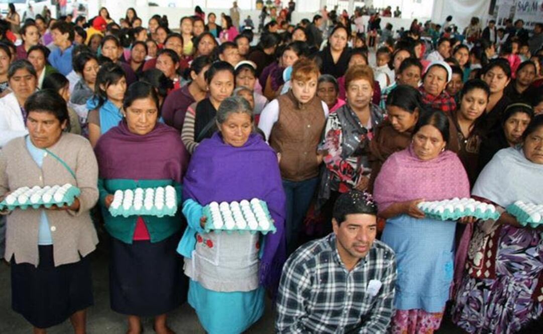 Alcalde de San Cristobal de las Casas regala huevos