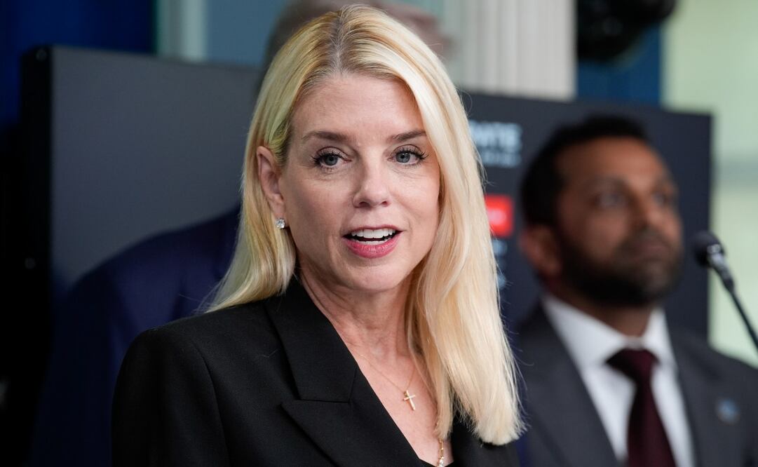La fiscal general de EU, Pam Bondi (izq.), pronuncia un discurso durante la conferencia de prensa del presidente Donald Trump en la Sala de Prensa James S. Brady de la Casa Blanca, en Washington, D. C., EE. UU., el 11 de agosto de 2025. El presidente Trump tiene previsto anunciar el despliegue de la Guardia Nacional en Washington D. C. como parte de una estrategia para la reducción de la delincuencia. Foto: EFE