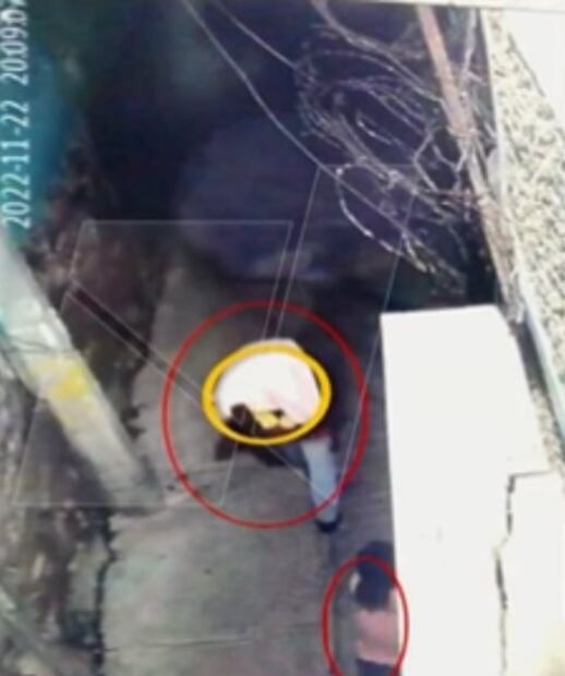 Video. Cámaras revelan el momento en que tíos del niño Fredy abandonan su cadáver en callejón