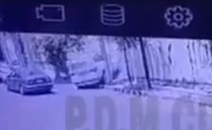 En video, así cayó auto de lujo a excavación de 40 metros en la CDMX