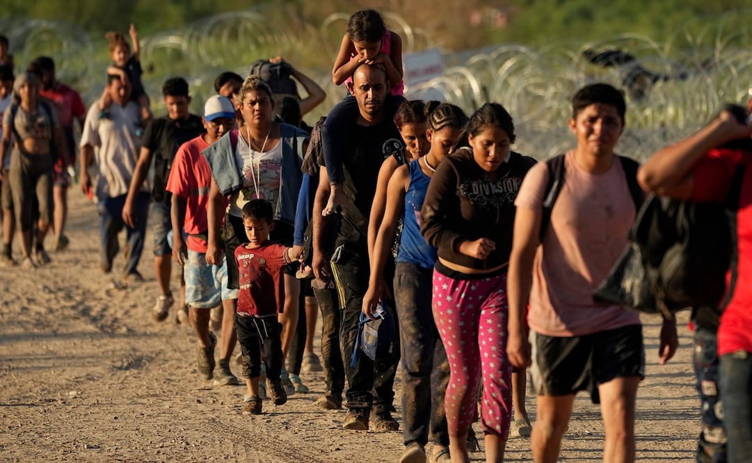 Migrantes en Eagle Pass, Texas. Foto: AP