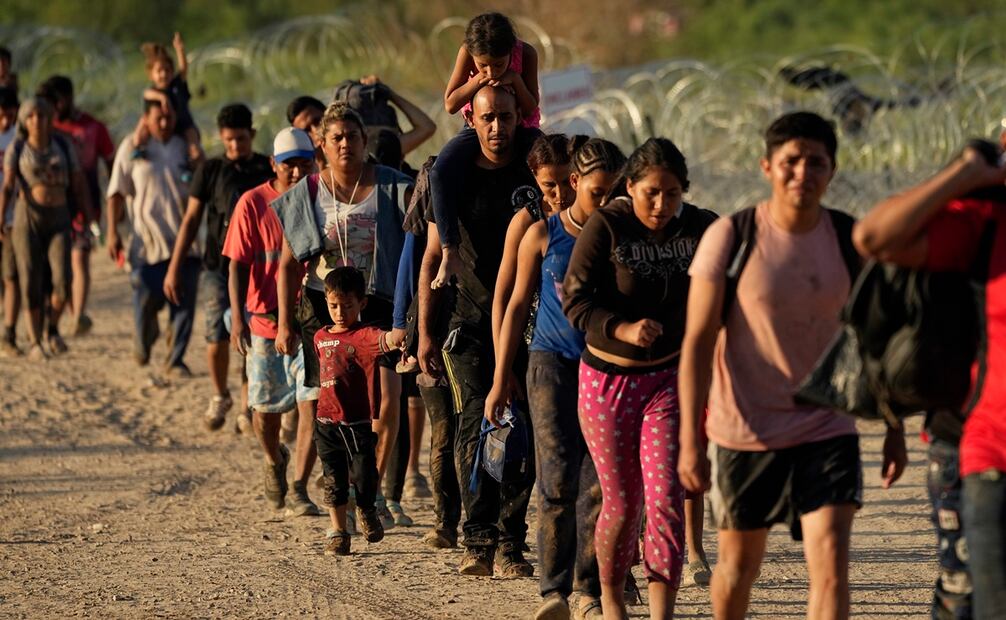 Los migrantes que cruzaron el río Bravo y entraron a EU desde México son trasladados para ser procesados por la Oficina de Aduanas y Protección Fronteriza, en Eagle Pass, Texas. Foto: AP