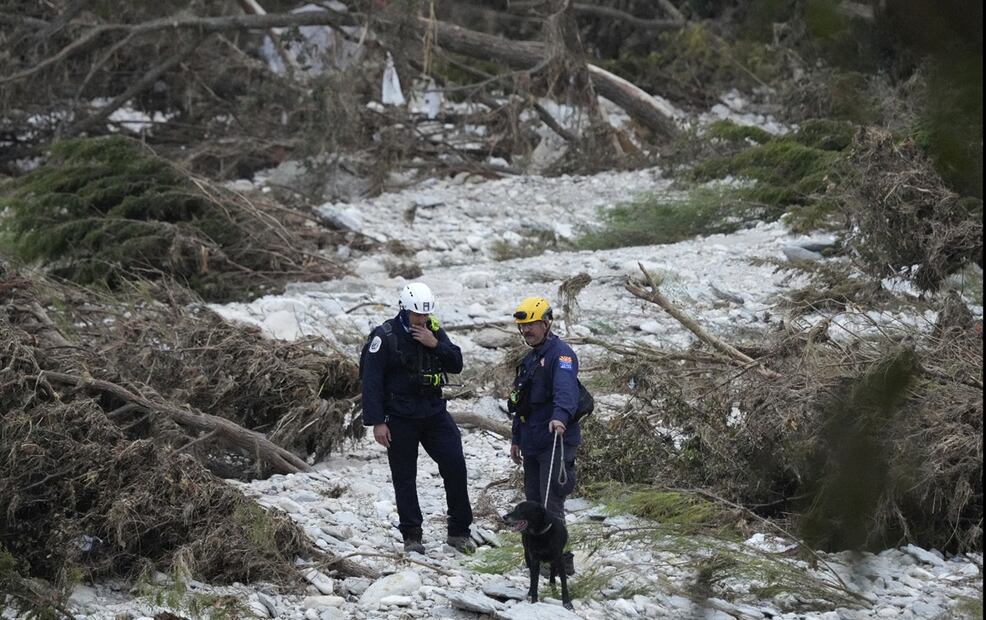 Equipos de búsqueda y rescate peinan las orillas del río Guadalupe, después que el pasado fin de semana una inundación repentina azotó la zona en Kerrville, Texas, el sábado 12 de julio de 2025. Foto: AP