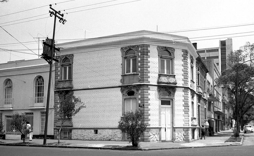 Esta foto, tomada alrededor de los años setenta, muestra el contraste entre edificios de épocas distintas. Al centro destaca una casa de estilo Art Nouveau, diseñada por el ingeniero Arturo Jiménez en 1910, de muros grandes, pero con puertas y ventanas angostas. A la izquierda, una casa de mediados de siglo, menos ornamental, pero con ventanas de herrería más prácticas. Actualmente este edificio es sede del Museo del Objeto del Objeto (MODO). Foto: Mario González. La Ciudad de México en el Tiempo/ Especial.