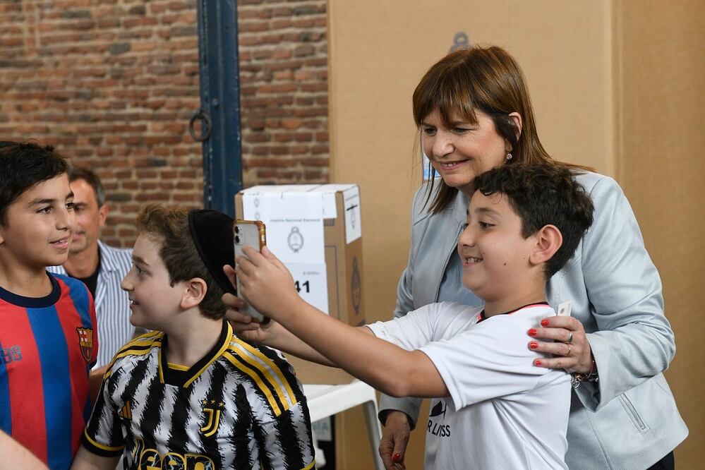 Un niño se toma una selfie con la candidata Patricia Bullrich, después de que votó, en las elecciones generales argentinas, en Buenos Aires. FOTO: AP