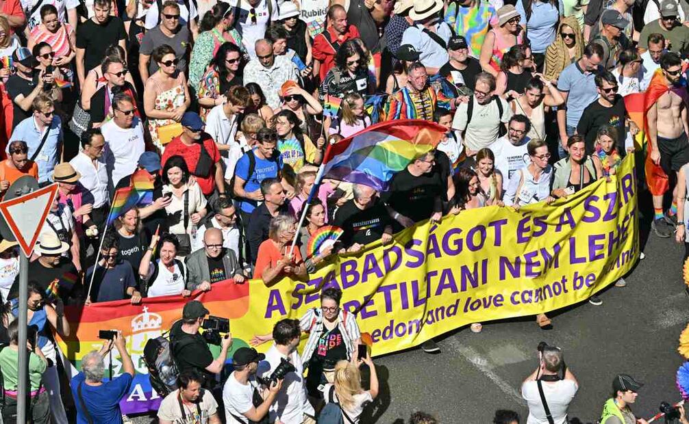 Personas participan en el desfile del Orgullo de Budapest en el centro de Budapest el 28 de junio de 2025. El ayuntamiento de la capital organizó esta marcha de la comunidad LGBTQ+ para celebrar la libertad, con el fin de eludir una ley que permite a la policía prohibir las marchas LGBTQ+. El primer ministro húngaro anunció que la policía no dispersaría la marcha del Orgullo de Budapest del sábado a pesar de la prohibición, pero advirtió a los asistentes y organizadores sobre las consecuencias legales. Su coalición gobernante modificó las leyes y la constitución a principios de este año para prohibir la celebración anual, impulsando así su represión, ampliamente condenada y de años de duración, de los derechos LGBTQ+ en nombre de la "protección infantil". Foto: AFP