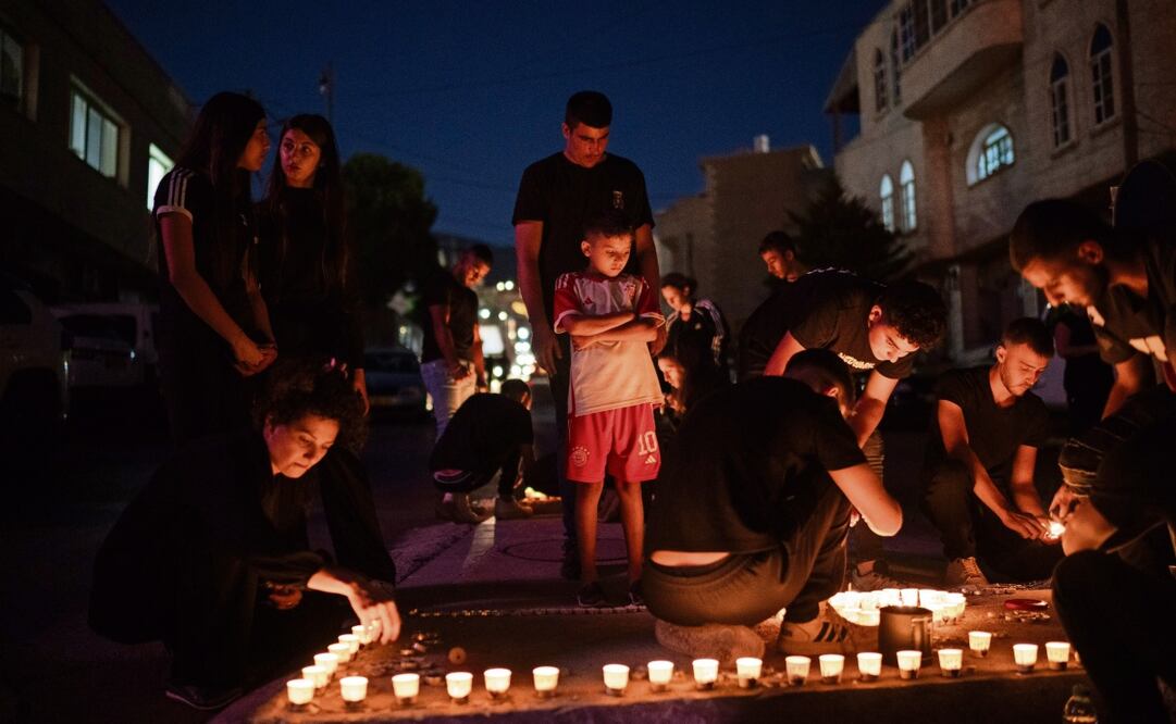 Habitantes de la zona del Golán encienden velas en memoria de los niños que murieron en un bombardeo.
Foto: Leo Correa | AP