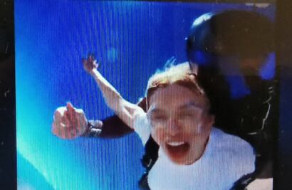 VIDEO: Emma Coronel estrena videos en TikTok con un salto en paracaídas